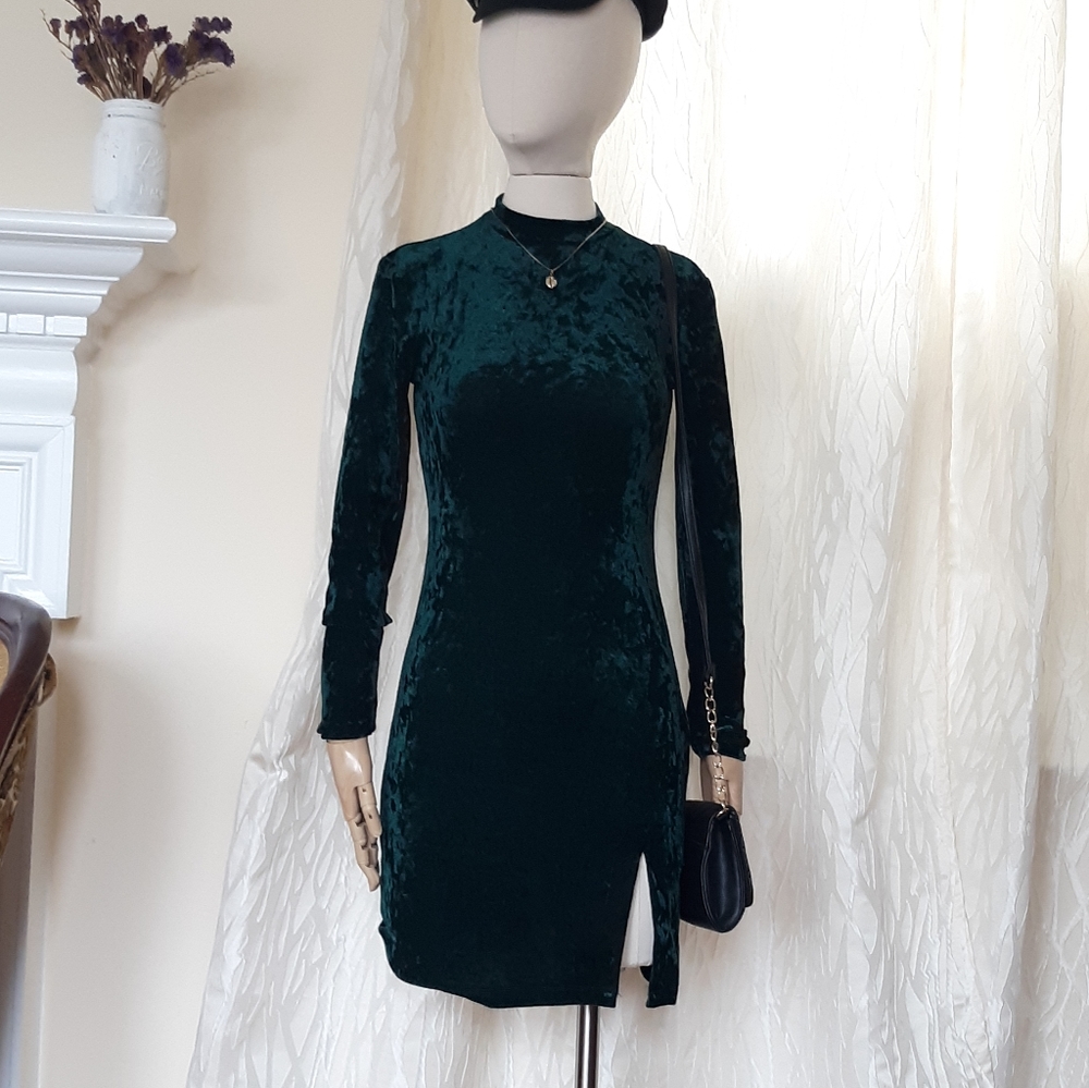 F21 Emerald green velvet dress ⭐